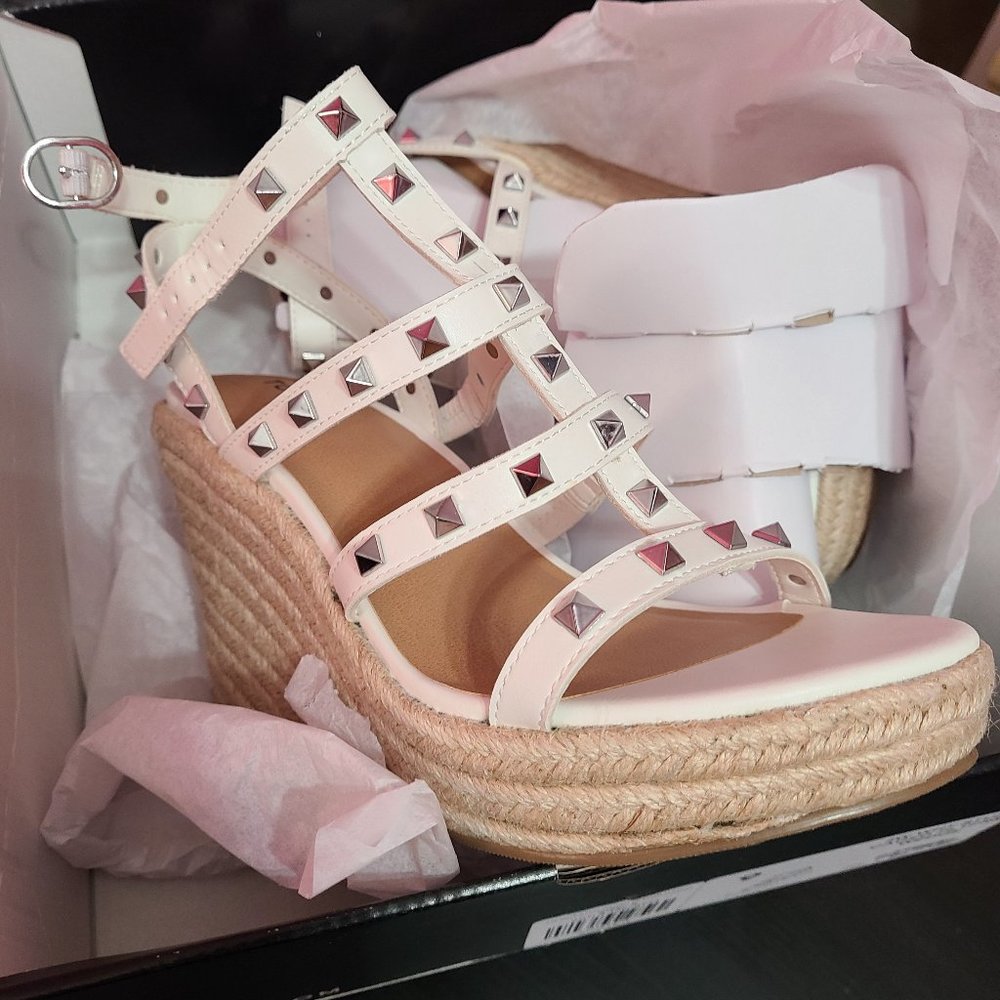 NWT SZ 9 Stud Wedges in White and Silver Torrid